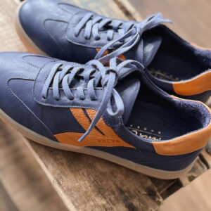 Andrea Conti - värikkäät nahkatennarit nauhakiinnityksellä