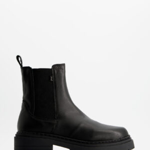 Musse and Cloud - nahkanilkkurit venykkeillä